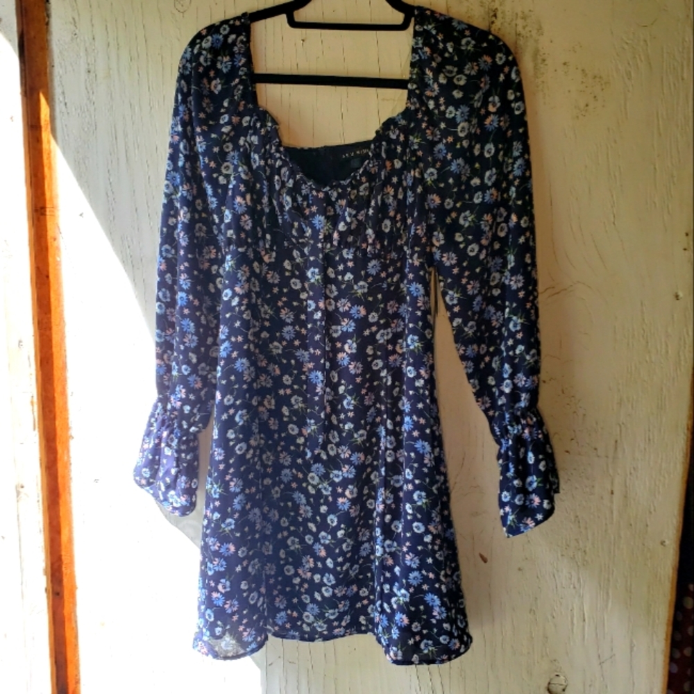 NEw Womens Size L AUW Flowered Dress